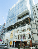 さらに直進すると、ONE GINZA(旧キラリト銀座)さんがあります。 EYS音楽教室銀座スタジオはONE GINZAさんの6階にございます。 エスカレーターまたはエレベーターで6Fまでお越しください。