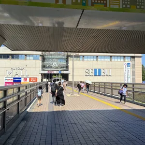 『東戸塚駅東口２F』と『西武東戸塚S.C.』直通のデッキを直進します。