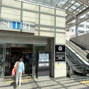 まっすぐ進むとイオンスタイル東戸塚のエントランスの入口がみえてきます。